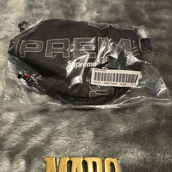 NWT Supreme Neck Pouch FW21 Black